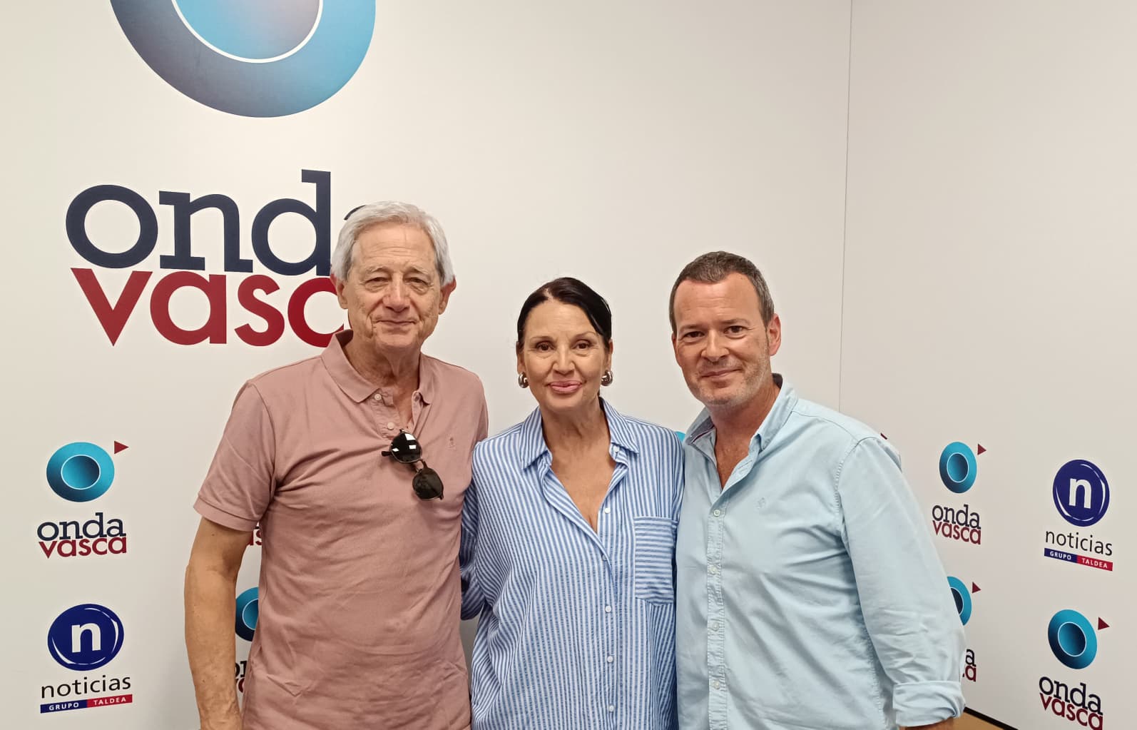 Los actores Josema Yuste y Esther del Prado, junto a Txema Gutiérrez, en su visita esta mañana al estudio de Onda Vasca