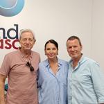 Los actores Josema Yuste y Esther del Prado, junto a Txema Gutiérrez, en su visita esta mañana al estudio de Onda Vasca