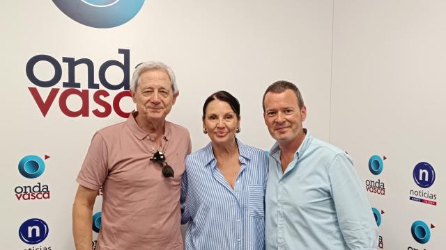 Los actores Josema Yuste y Esther del Prado, junto a Txema Gutiérrez, en su visita esta mañana al estudio de Onda Vasca