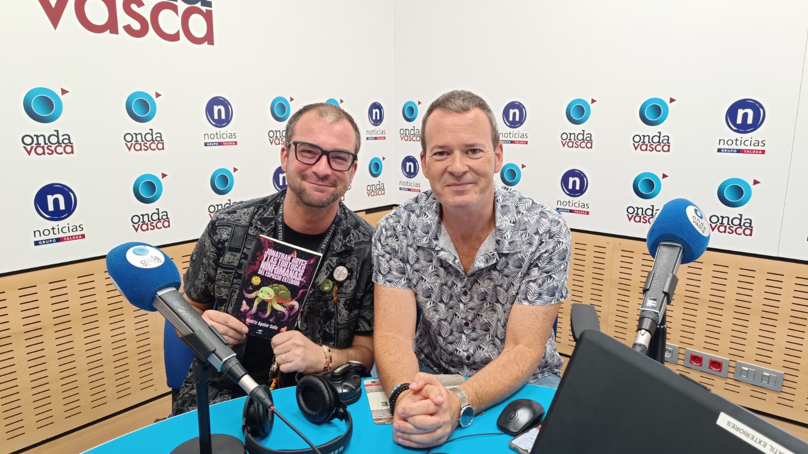 El profesor Aure Cabarcos, junto a Txema Gutiérrez, en el estudio de Onda Vasca