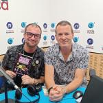 El profesor Aure Cabarcos, junto a Txema Gutiérrez, en el estudio de Onda Vasca