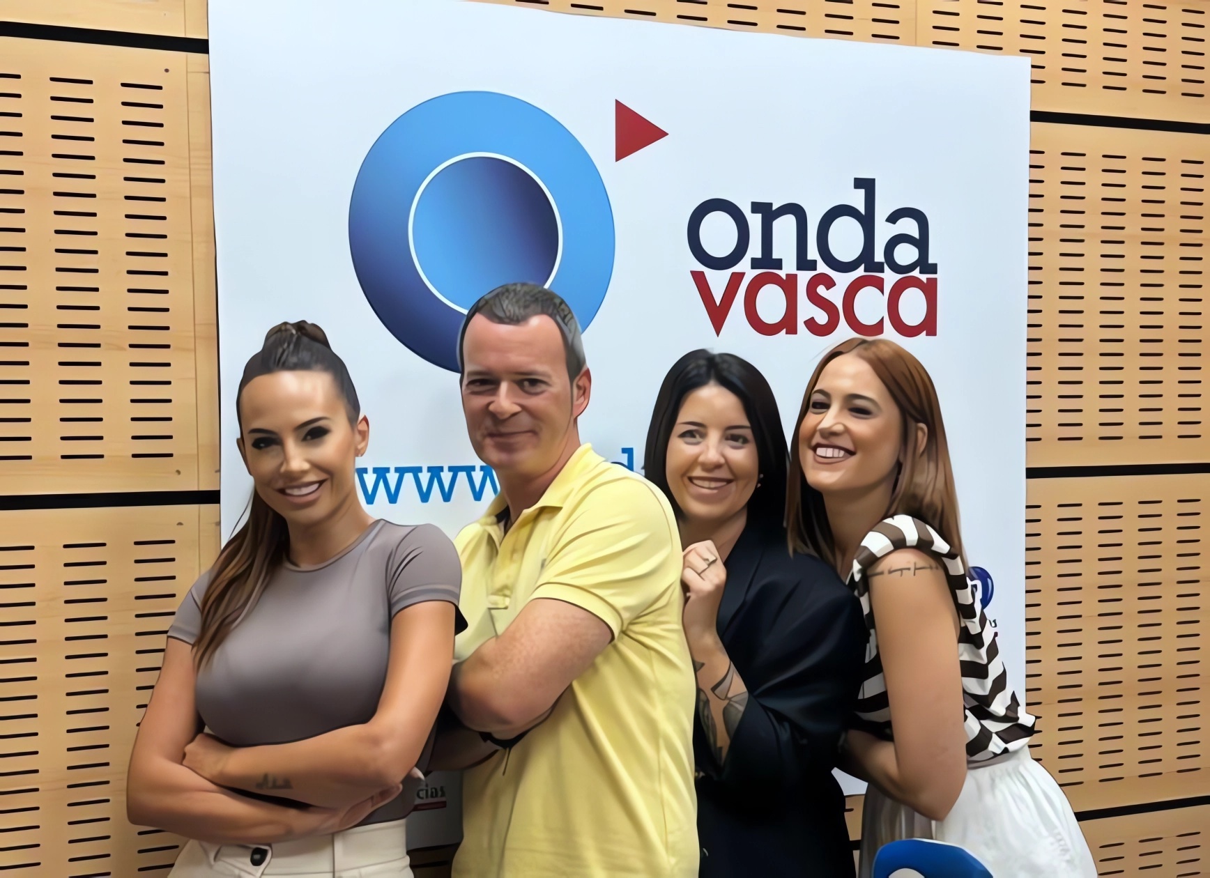 Iran Rodríguez, Leyre Torre y Marjorie Rama, junto a Txema Gutiérrez, en el estudio de Onda Vasca