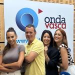 Iran Rodríguez, Leyre Torre y Marjorie Rama, junto a Txema Gutiérrez, en el estudio de Onda Vasca