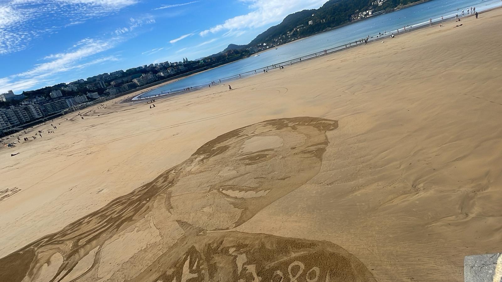 Mural gigante y efímero dibujado en la Playa de La Concha