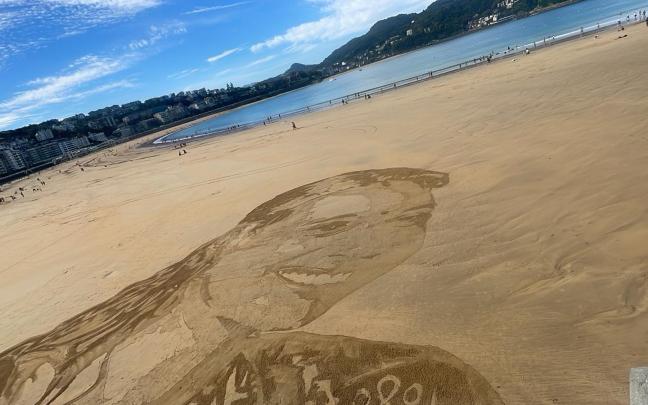Mural gigante y efímero dibujado en la Playa de La Concha