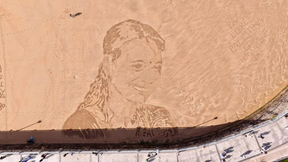 Santoshi Tudu es la mujer 'adivasi' protagonista del mural gigante que conmemora el 25º aniversario de Calcuta Ondoan