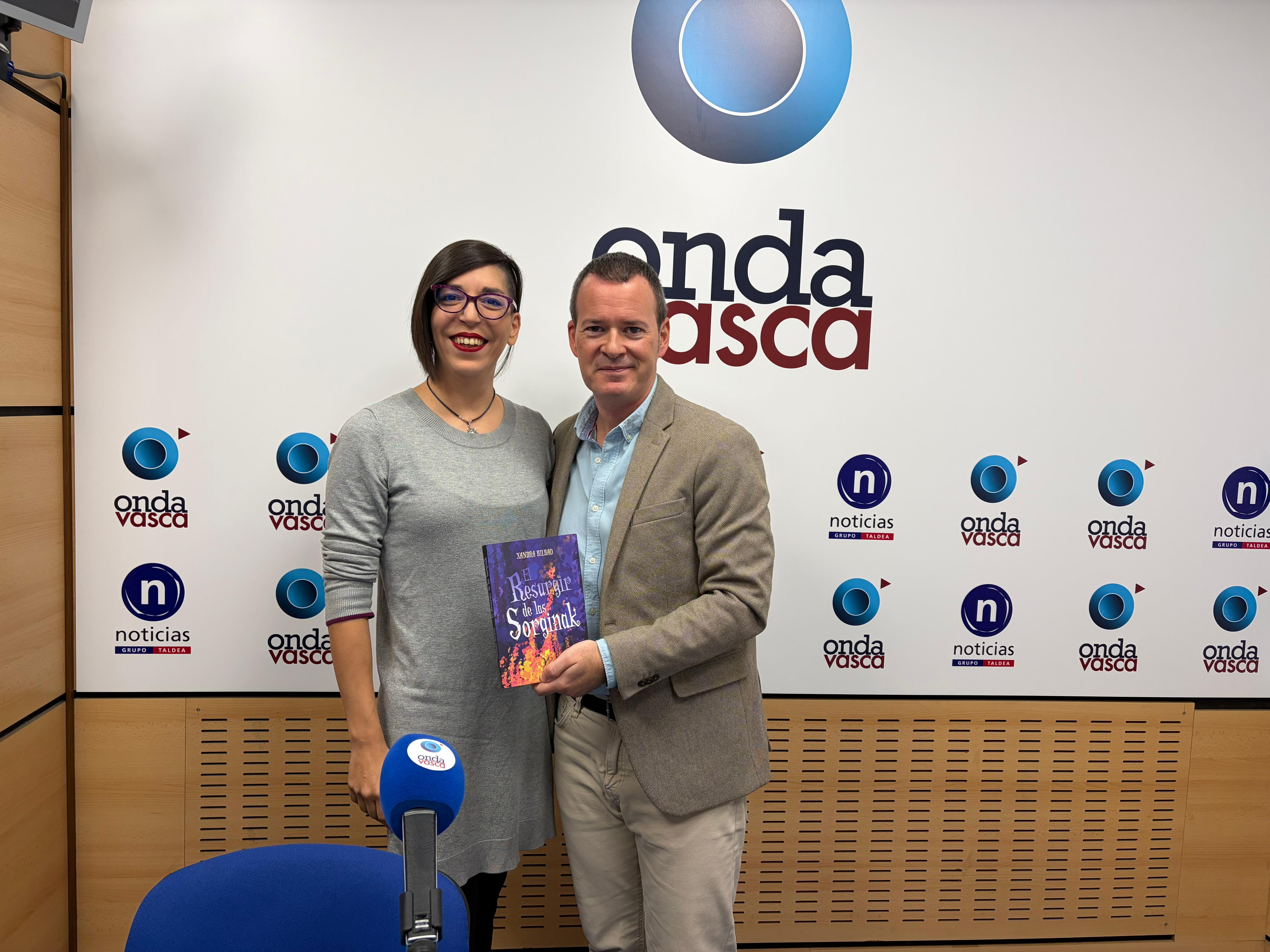 La escritora Xandra Bilbao, junto a Txema Gutiérrez, en el estudio de Onda Vasca