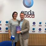 La escritora Xandra Bilbao, junto a Txema Gutiérrez, en el estudio de Onda Vasca