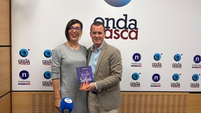 La escritora Xandra Bilbao, junto a Txema Gutiérrez, en el estudio de Onda Vasca
