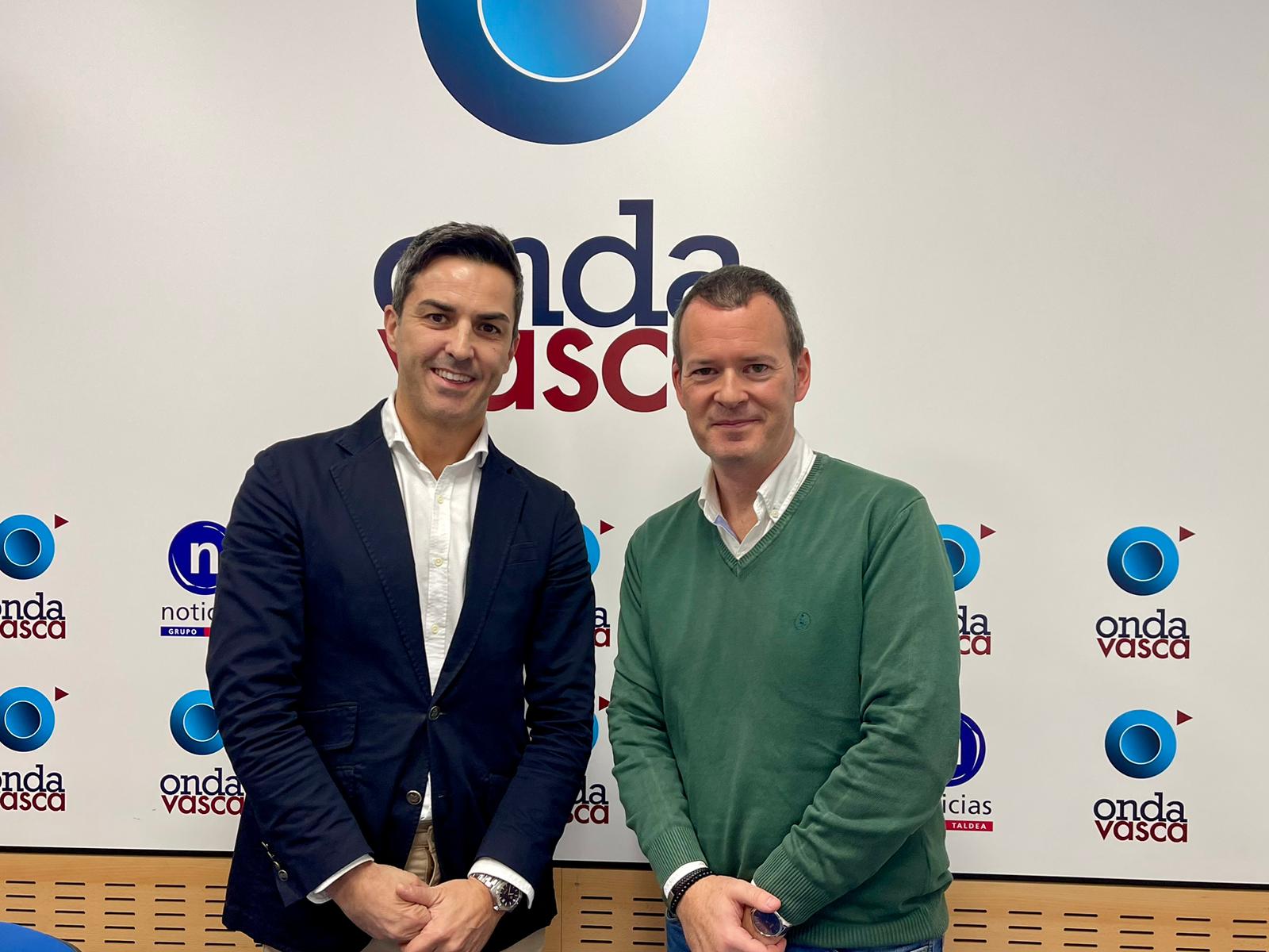 Juan José González, director territorial Norte en FIATC, en el estudio de Onda Vasca, junto a Txema Gutiérrez