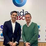 Juan José González, director territorial Norte en FIATC, en el estudio de Onda Vasca, junto a Txema Gutiérrez