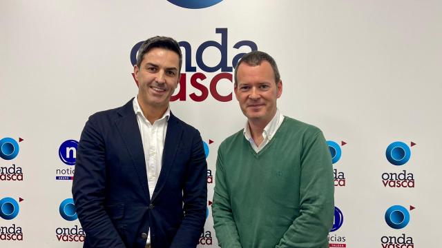 Juan José González, director territorial Norte en FIATC, en el estudio de Onda Vasca, junto a Txema Gutiérrez
