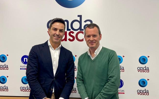Juan José González, director territorial Norte en FIATC, en el estudio de Onda Vasca, junto a Txema Gutiérrez