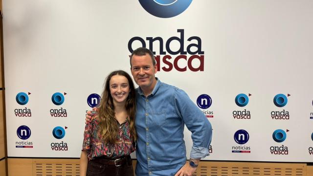 Lorea Intxausti, con Txema Gutiérrez, en el estudio de Onda Vasca