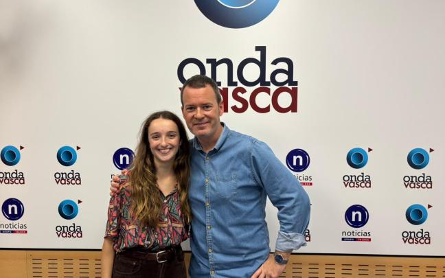 Lorea Intxausti, con Txema Gutiérrez, en el estudio de Onda Vasca