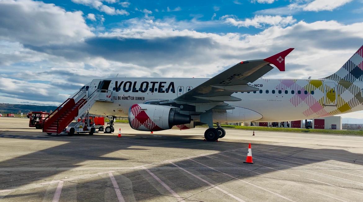 Un avión de Volotea, esta mañana, en el aeropuerto de Vitoria-Gasteiz en Foronda