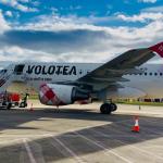 Un avión de Volotea, esta mañana, en el aeropuerto de Vitoria-Gasteiz en Foronda