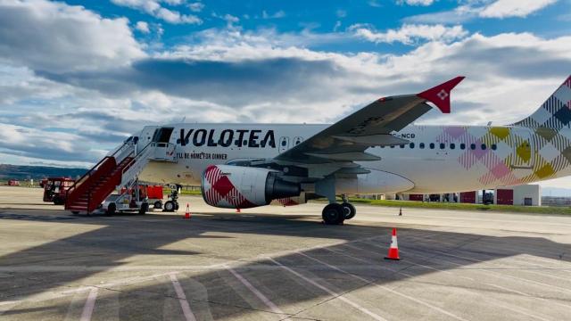 Un avión de Volotea, esta mañana, en el aeropuerto de Vitoria-Gasteiz en Foronda