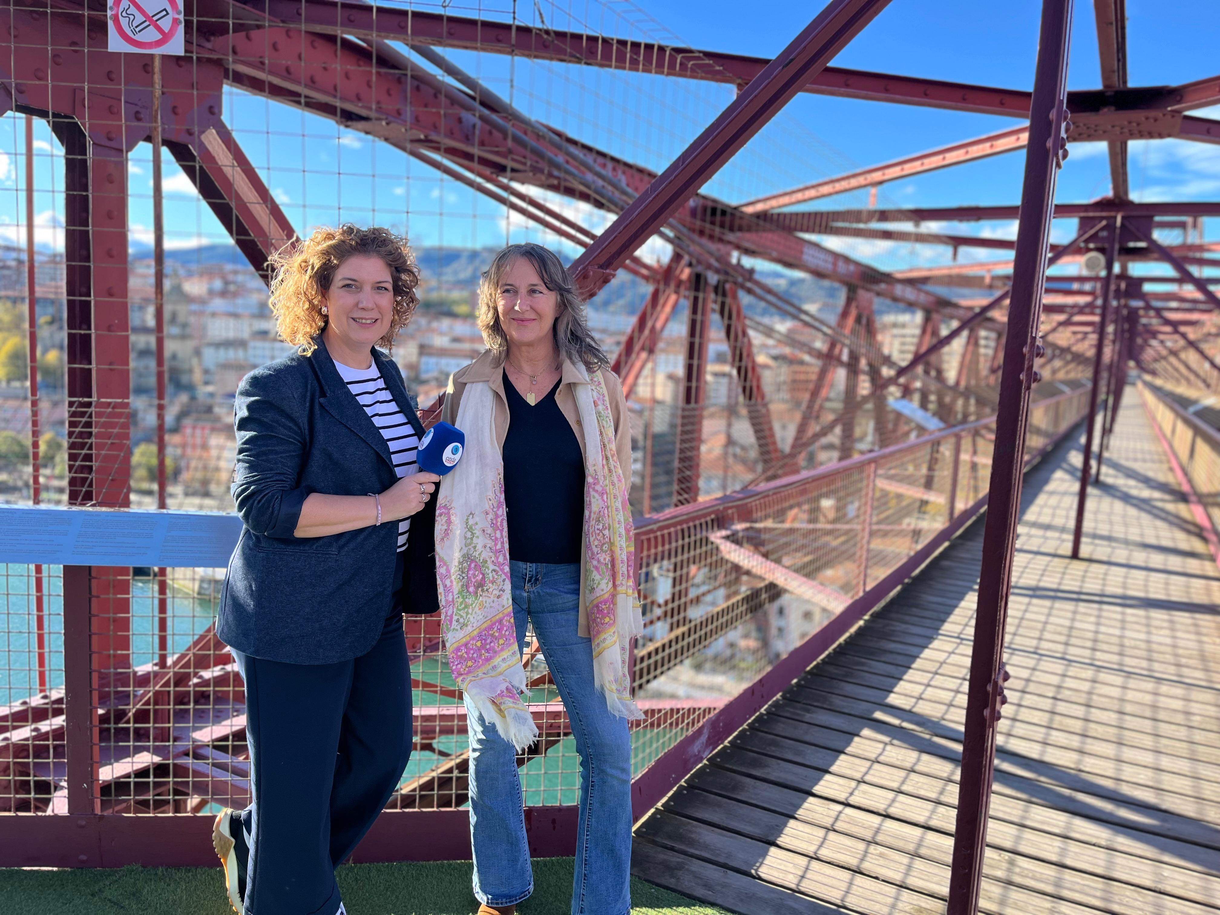 Marta Uriarte, junto a nuestra compañera Cristina Zuñiga, en el Puente Bizkaia