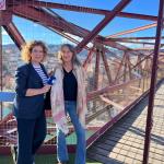 Marta Uriarte, junto a nuestra compañera Cristina Zuñiga, en el Puente Bizkaia
