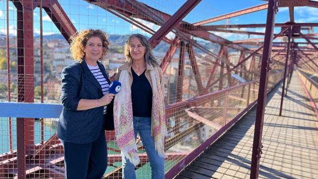 Marta Uriarte, junto a nuestra compañera Cristina Zuñiga, en el Puente Bizkaia