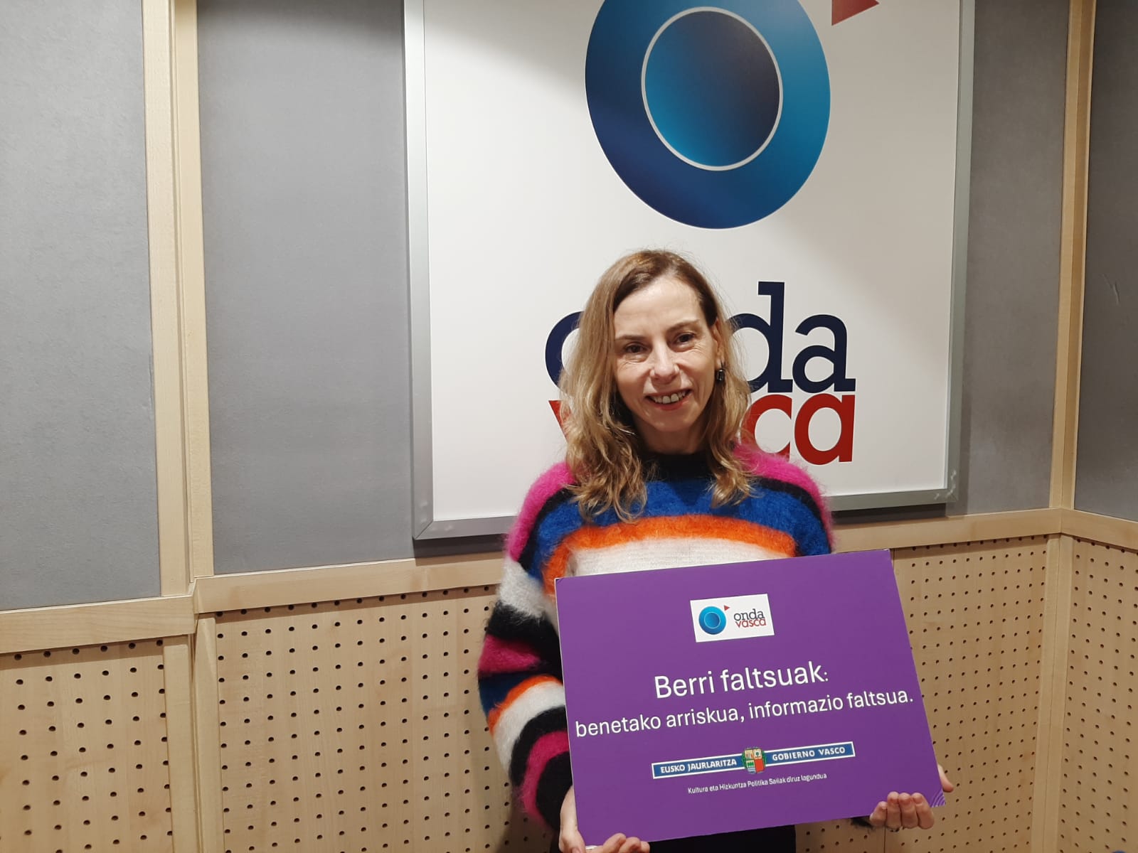 Isabel Verdini en el estudio de Onda Vasca