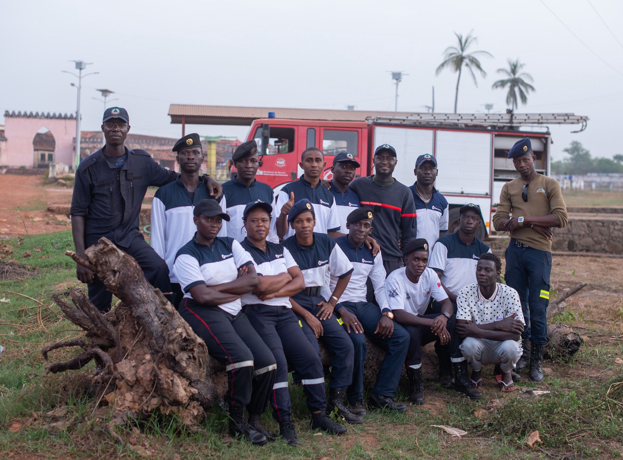 Los bomberos vascos y navarros de Ekinbide posan con los bomberos de Guinea Bissau a los que han formado estos días en labores de emergencias