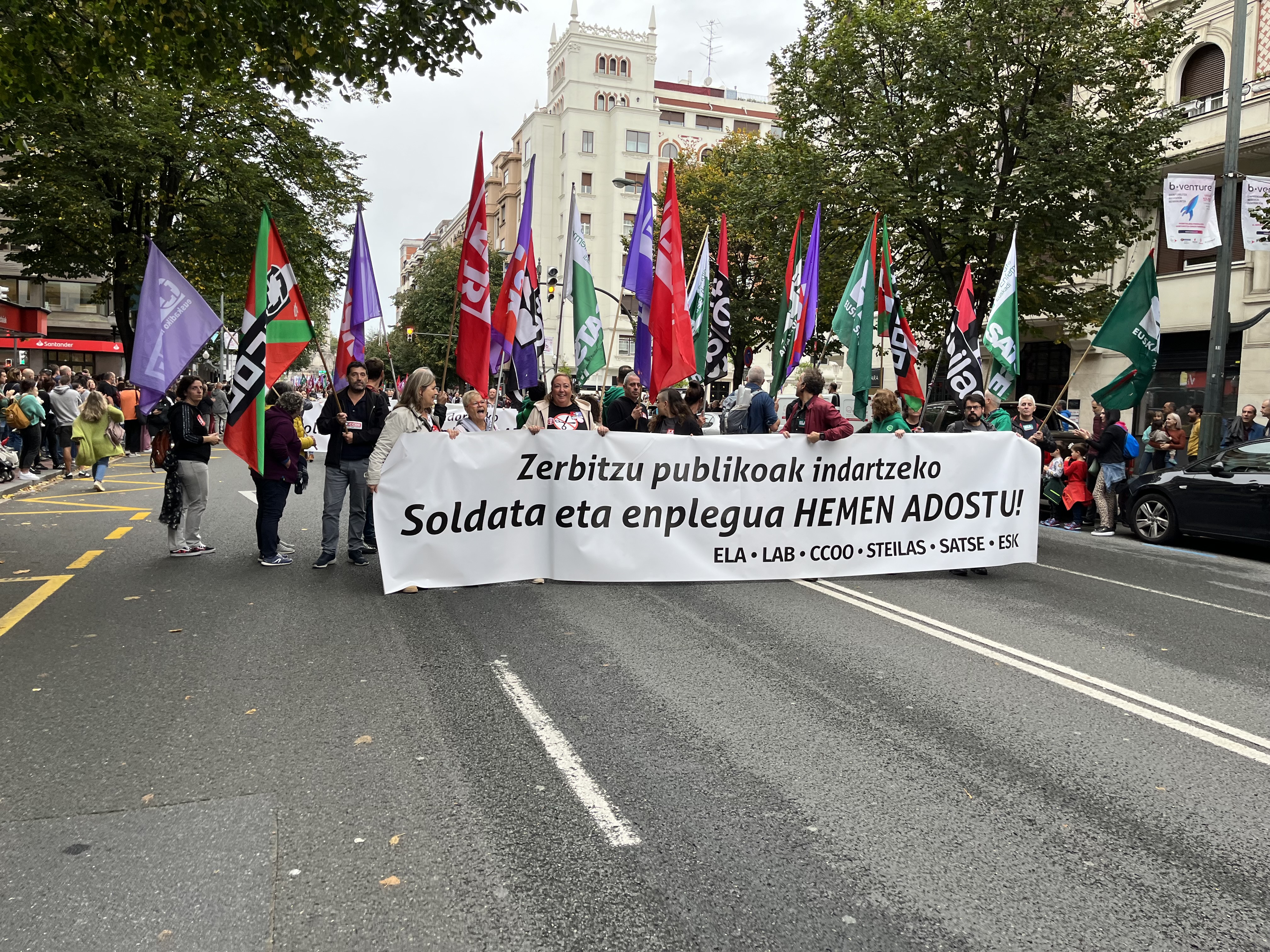 Manifestación del sector público en Bilbao frente a la sede del Gobierno Vasco.