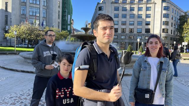 Un chico repartiendo una rosa negra.