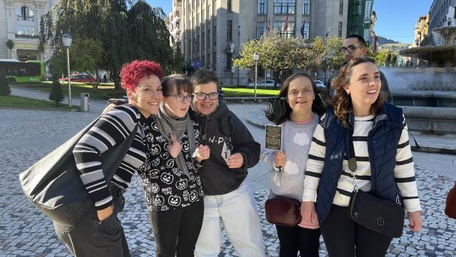 Yolanda Iglesias junto a un grupo de chicas de la Fundación Síndrome de Down.