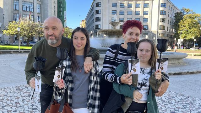 Mikel Bizar y Yolanda Iglesias junto a dos jóvenes de la Fundación Síndrome de Down.