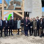 Pedro Jauregui, viceconsejero de Vivienda del G.V. y Asier Abaunza, concejal de Planificación Urbana, junto al resto de personalidades que han inaugurado el pabellón HABITATUZ.