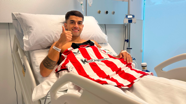 Beñat Prados reposa satisfecho tras la intervención a la que ha sido sometido. / ATHLETIC CLUB