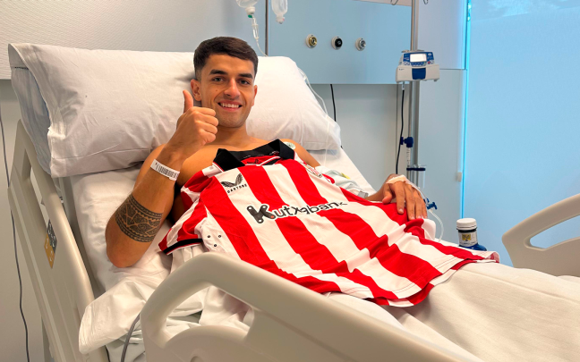 Beñat Prados reposa satisfecho tras la intervención a la que ha sido sometido. / ATHLETIC CLUB