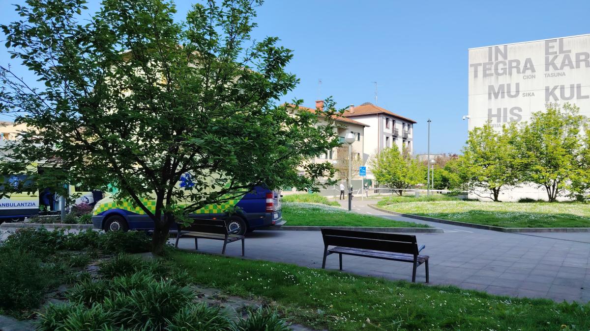 Una ambulancia se halla aparcada junto al Centro de Irun cuyo sótano se ha incendiado. / JOKIN ARISTIZABAL