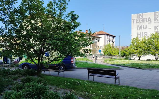 Una ambulancia se halla aparcada junto al Centro de Irun cuyo sótano se ha incendiado. / JOKIN ARISTIZABAL