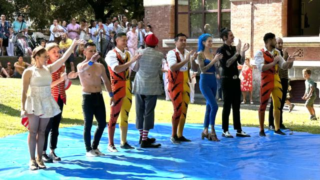 Integrantes del circo Tamberlick han ofrecido un espectáculo en el Hospital de Basurto