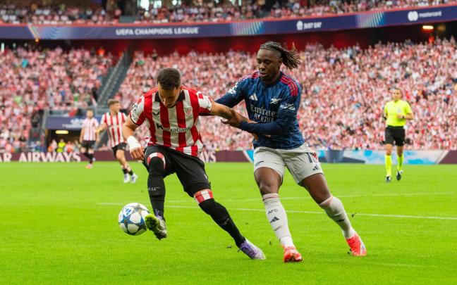 Berenguer disputando un balón ante el Arsenal / Athletic Club