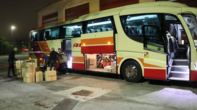 Momentos antes de la salida del autobús que traslada el nuevo contingente con voluntarios guipuzcoanos a Valencia / DIPUTACIÓN DE GIPUZKOA