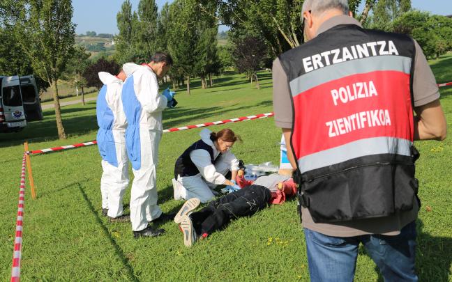 Una escena del simulacro de accidente aéreo ocurrido hoy en Erandio