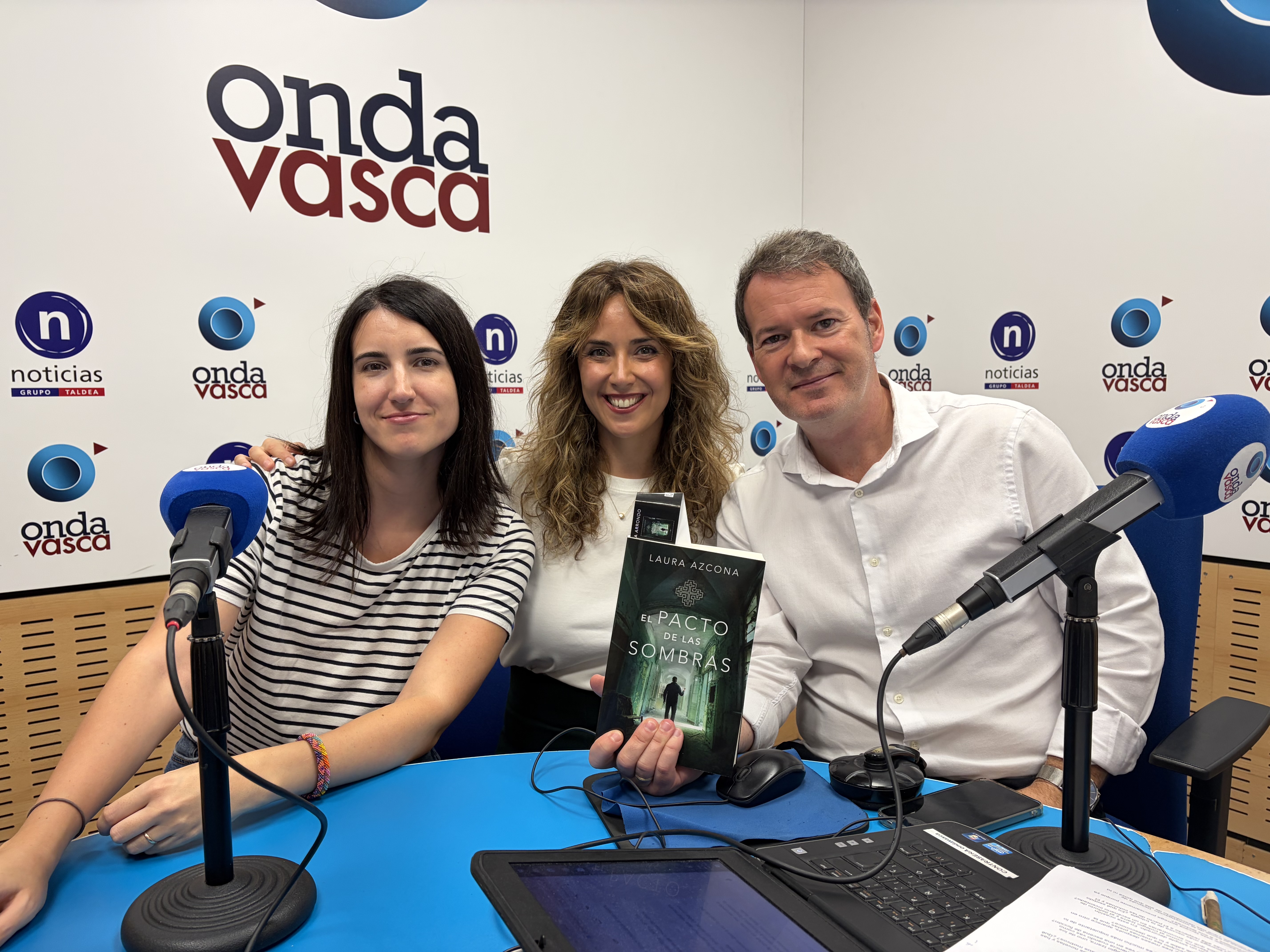 Laura Azcona con Txema Gutiérrez e Iranzu Calvo en los estudios de Onda Vasca