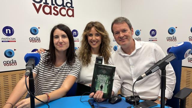 Laura Azcona con Txema Gutiérrez e Iranzu Calvo en los estudios de Onda Vasca