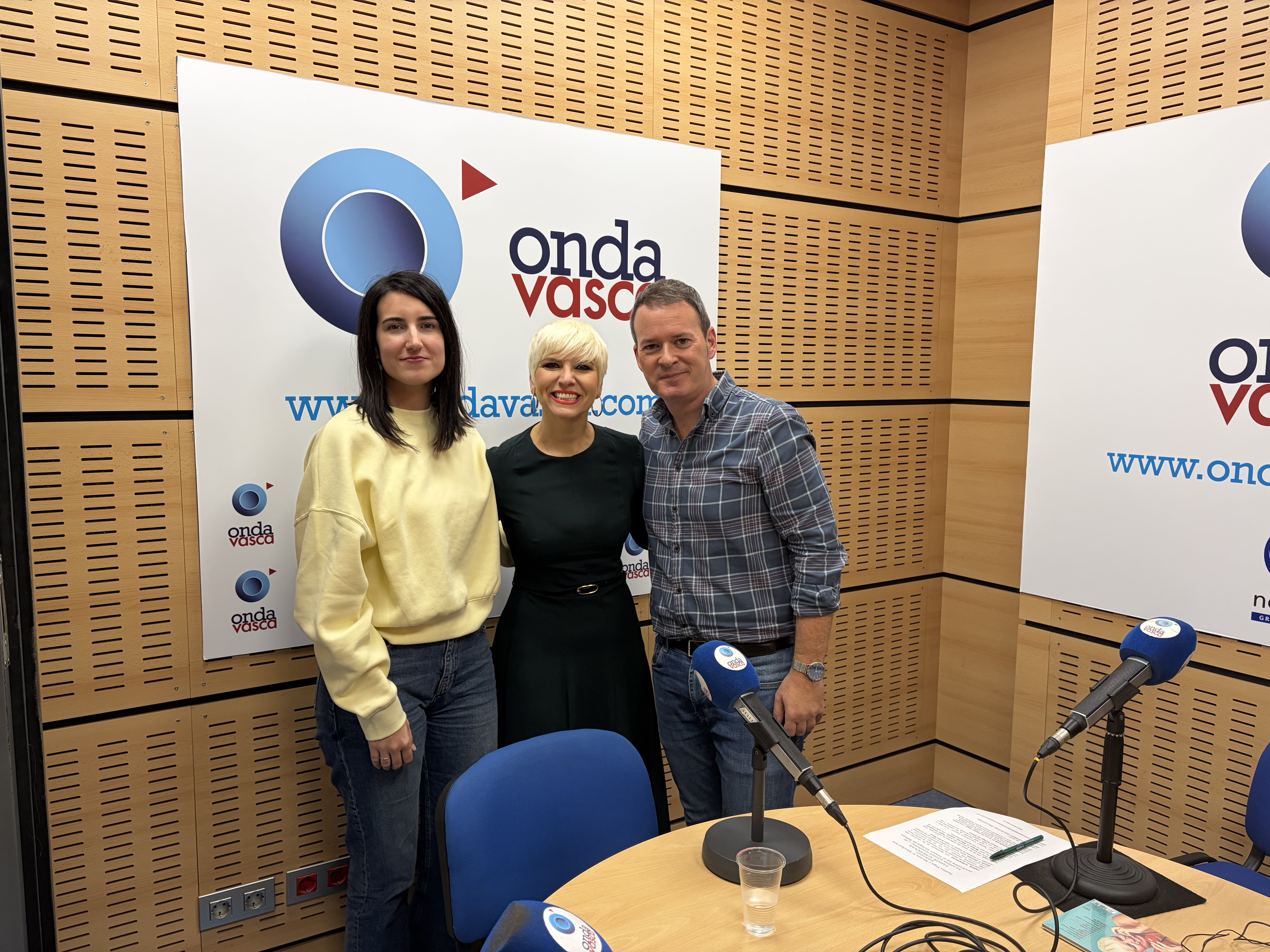 Pasión Vega en los estudios de Onda Vasca