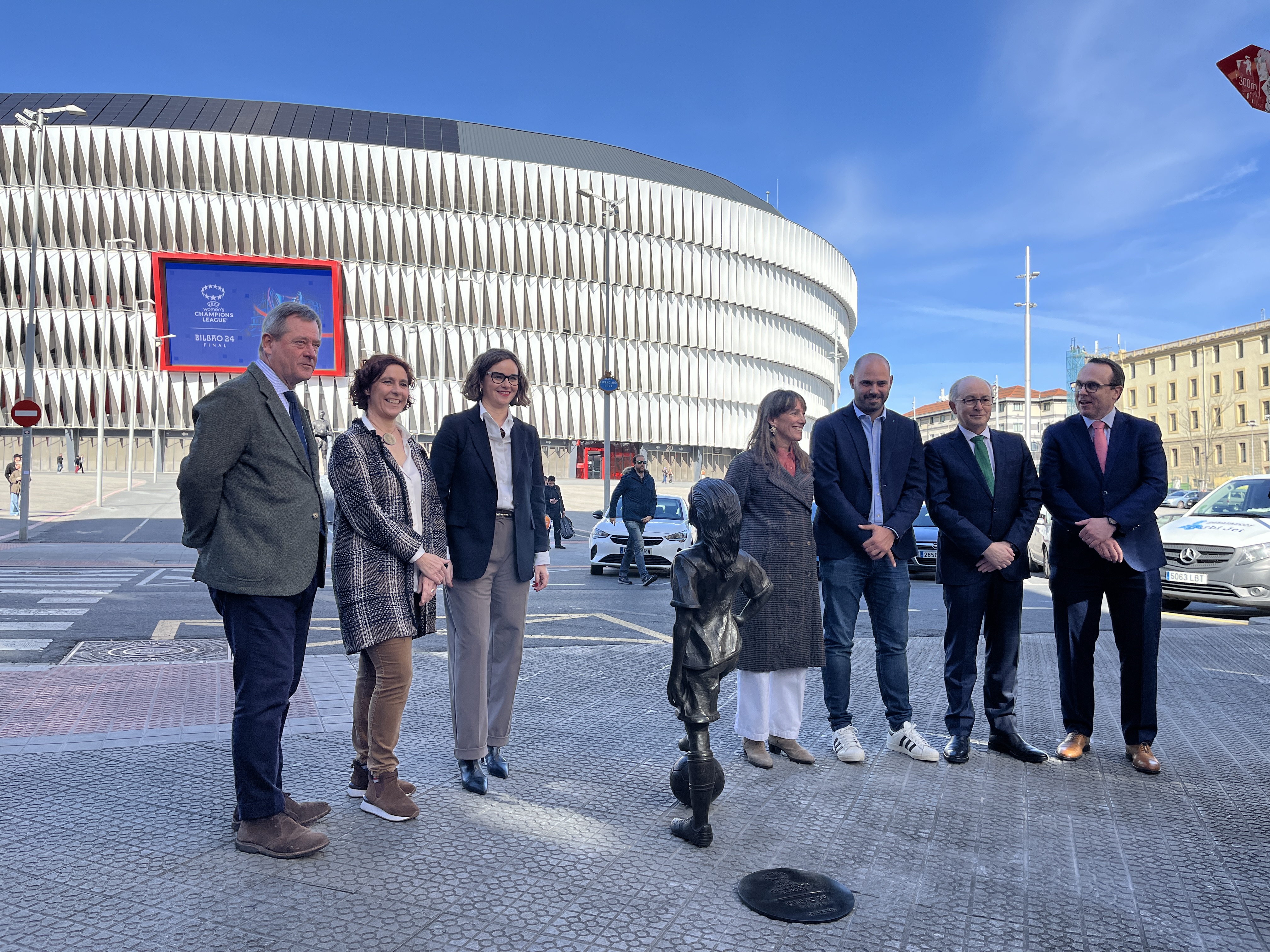 "Nahia" ya preside la llegada a San Mamés para la final de la Women´s Champions League