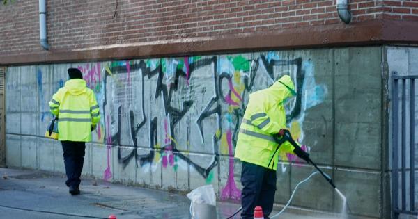 Operarios de limpieza eliminan pintadas vandálicas en el barrio gasteiztarra de Ariznabarra. Fotos: Ayuntamiento de Gasteiz