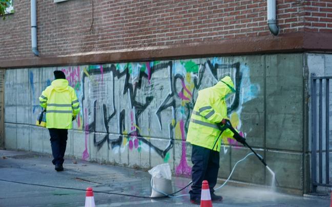 Operarios de limpieza eliminan pintadas vandálicas en el barrio gasteiztarra de Ariznabarra. Fotos: Ayuntamiento de Gasteiz