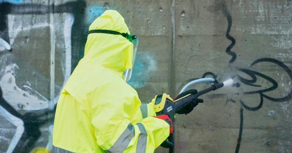 Operarios de limpieza eliminan pintadas vandálicas en el barrio gasteiztarra de Ariznabarra. Fotos: Ayuntamiento de Gasteiz
