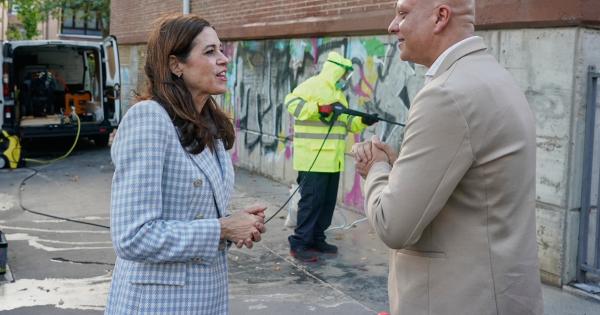 Operarios de limpieza eliminan pintadas vandálicas en el barrio gasteiztarra de Ariznabarra. Fotos: Ayuntamiento de Gasteiz