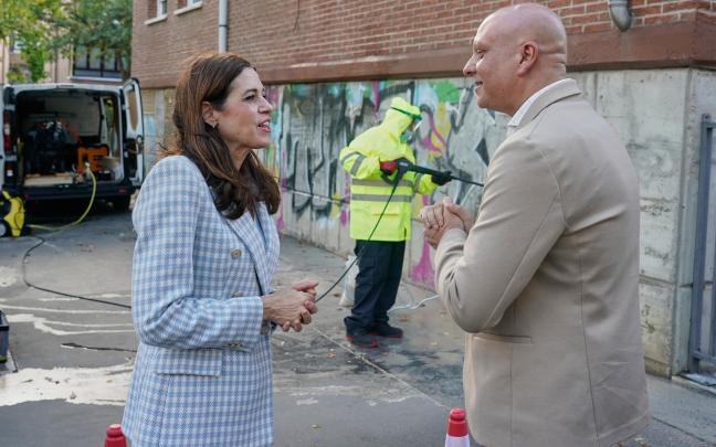Operarios de limpieza eliminan pintadas vandálicas en el barrio gasteiztarra de Ariznabarra. Fotos: Ayuntamiento de Gasteiz