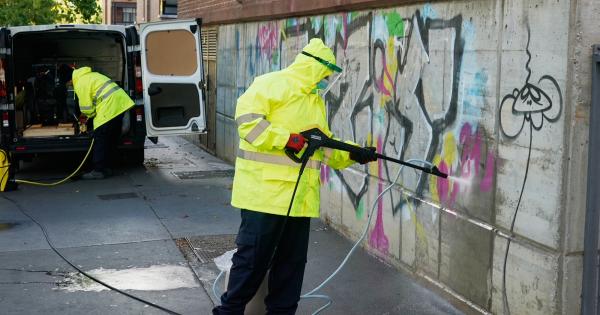 Operarios de limpieza eliminan pintadas vandálicas en el barrio gasteiztarra de Ariznabarra. Fotos: Ayuntamiento de Gasteiz